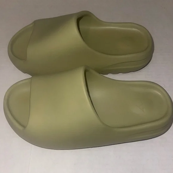 YEEZY SANDALS SIZE 6 - Picture 3 of 6